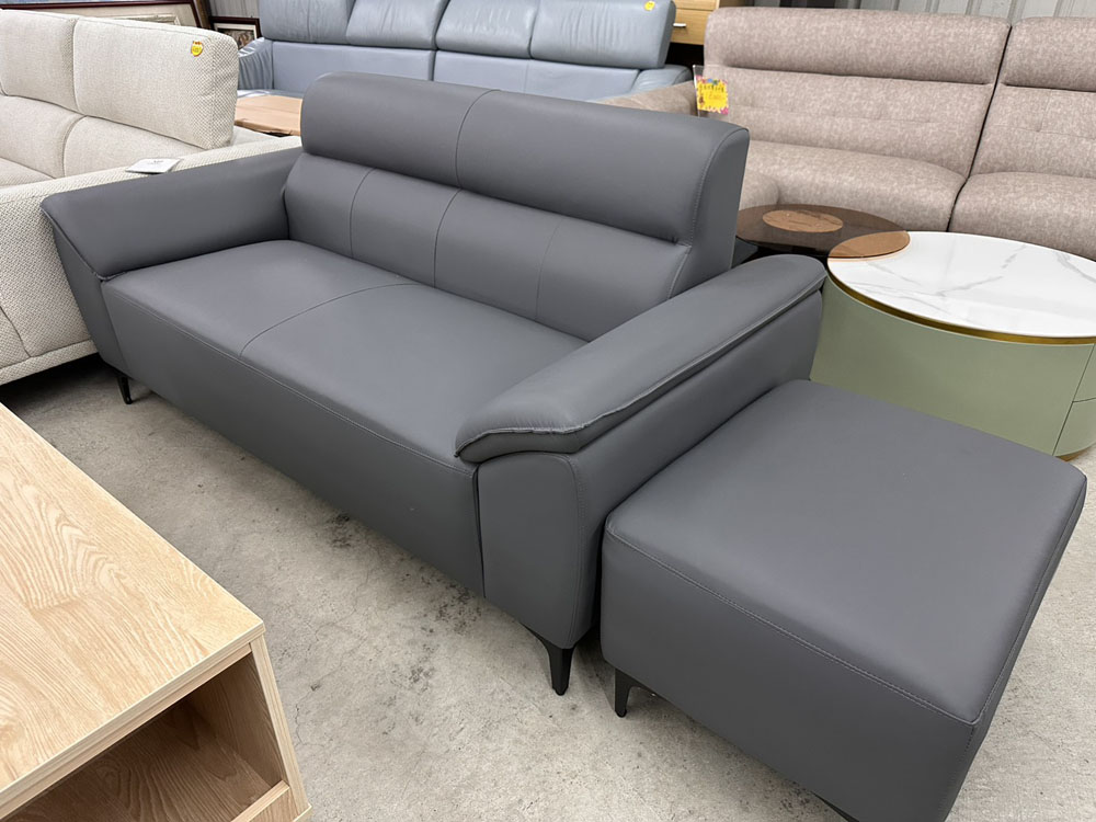 灰色皮革三人沙發附腳椅